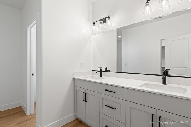 Building Photo - "Beautiful pet friendly 3-Bedroom, 2.5 Bat...