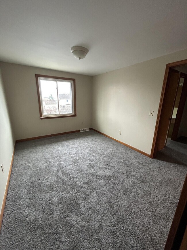Building Photo - 34 Oakridge Dr