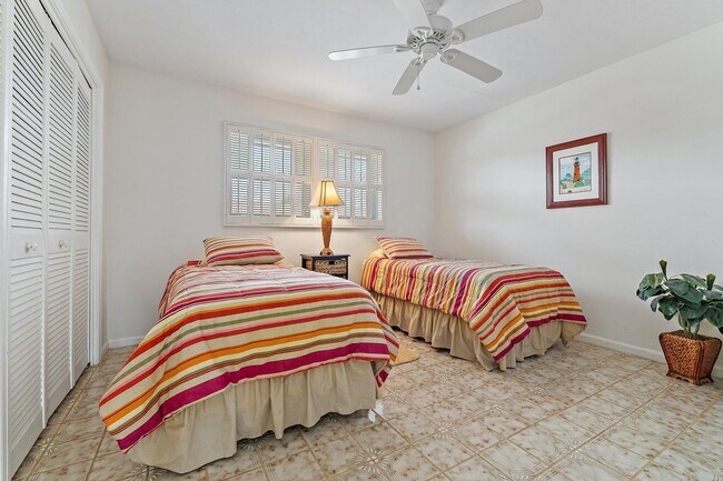 Building Photo - 755 Saturn St