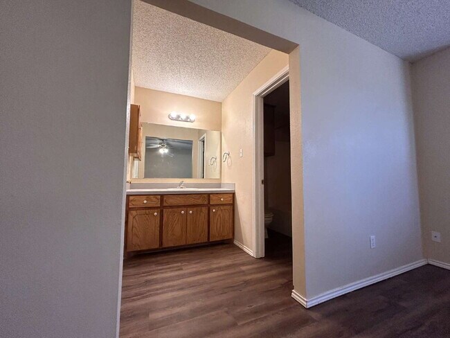 Building Photo - House Located Minutes From Park, School & Restaurants!