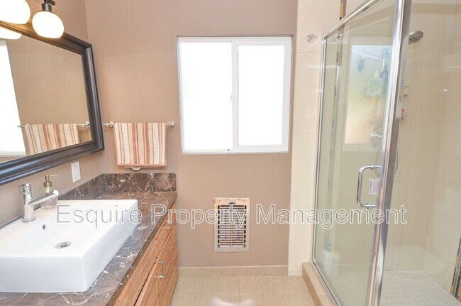 Building Photo - 676 Doris Ave