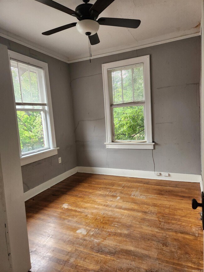 Building Photo - 408 E 9th St