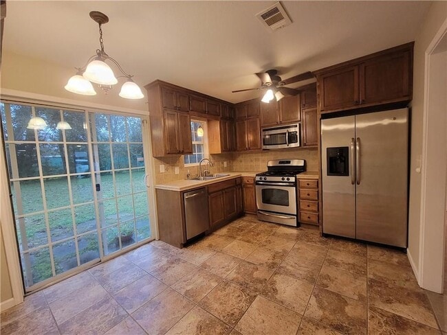 Building Photo - 609 Cottonwood St