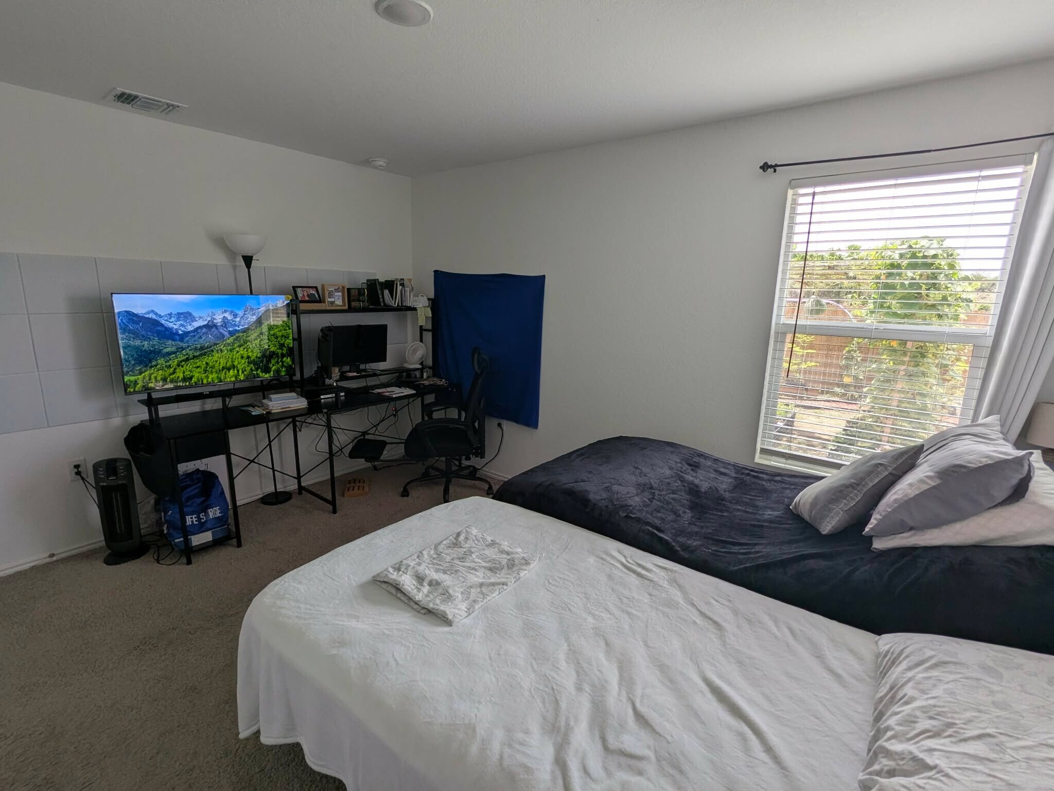 Building Photo - Room in House on Repeating Wy