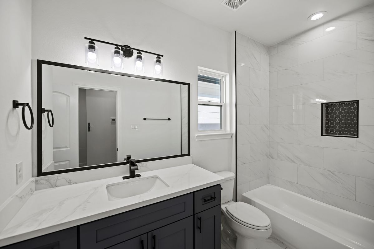 Building Photo - 1071 St Clair St