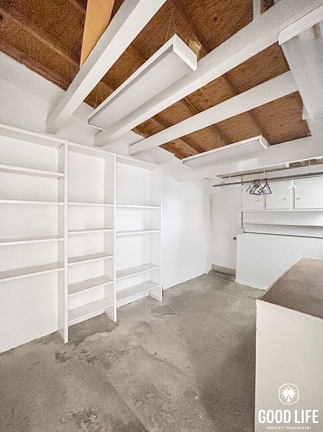Building Photo - Beautiful 2B 2BA Home Steps From the Ocean!