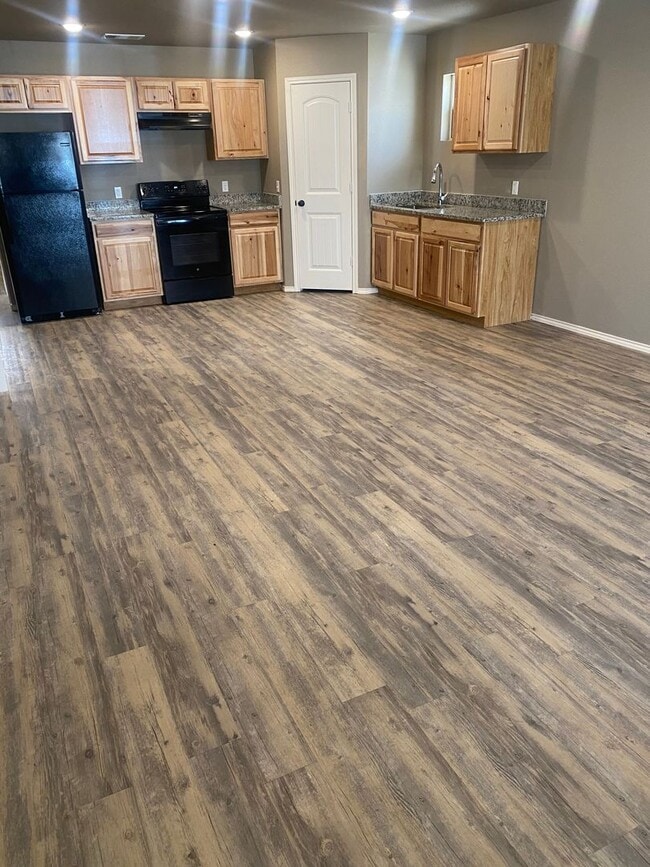 Building Photo - 3 bed 2 bath 1 Car Garage