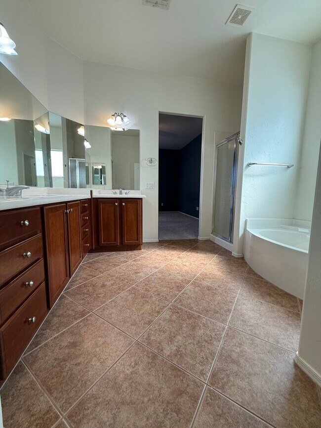 Building Photo - House For Rent