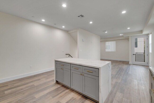 Building Photo - A beautifully designed and renovated 4 bed...