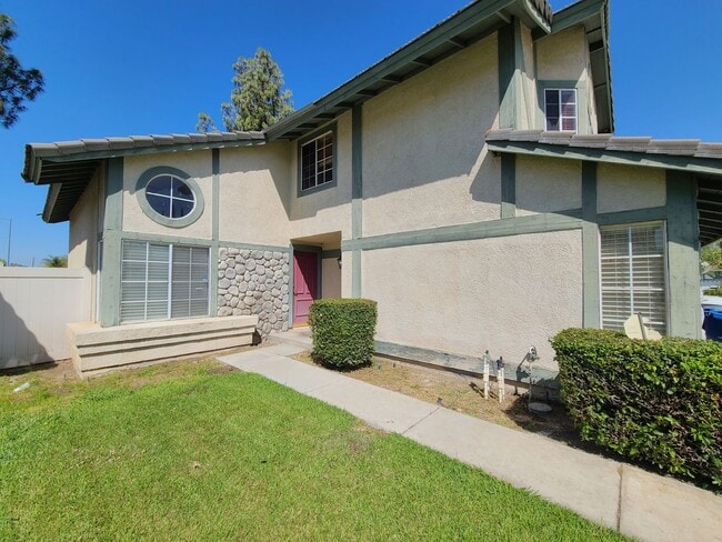 Building Photo - Two-Story 4-Bedroom Home in San Bernardino!
