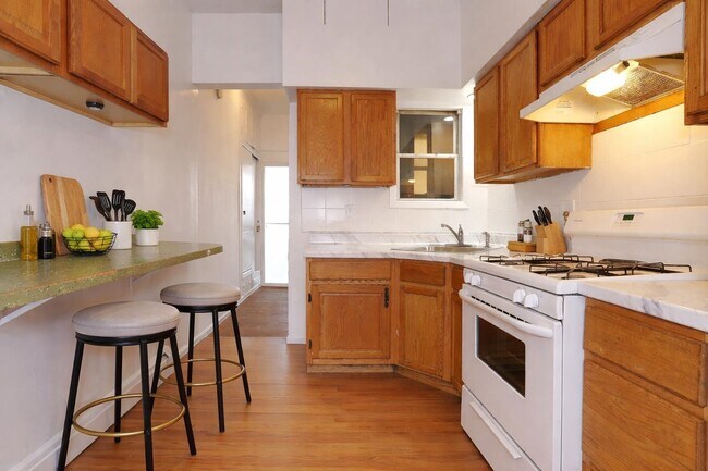 Building Photo - 28 Spruce St