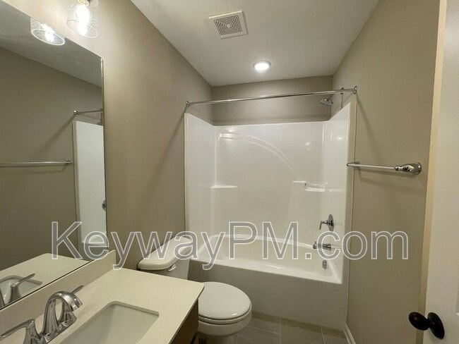 Building Photo - 2322 Sheridan Dr