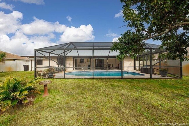 Building Photo - 160 SE Duxbury Ave