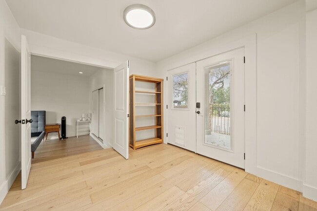 Building Photo - 912 Mansell Ave