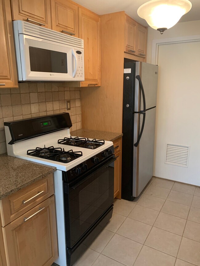 Kitchen - 20 Birchwood Dr