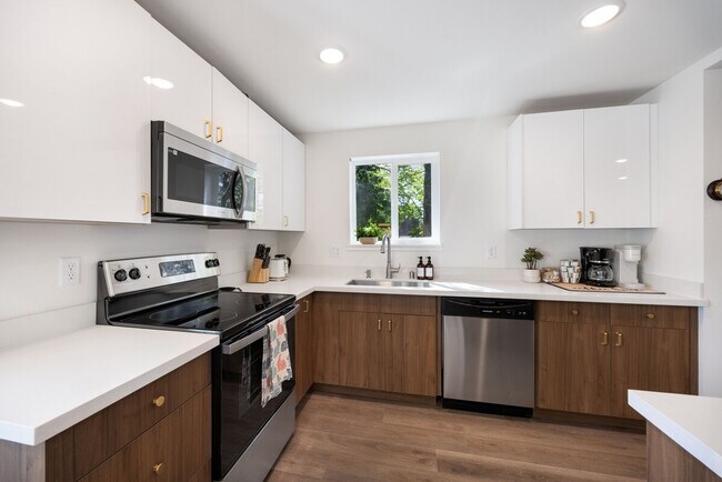 Building Photo - 11520 Roosevelt Way NE