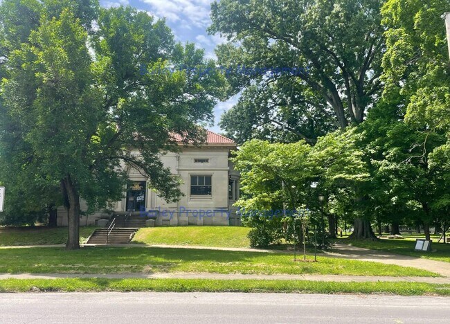 Building Photo - 537 E Oak St
