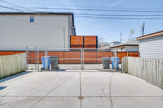 Building Photo - 1810 N Albany Ave