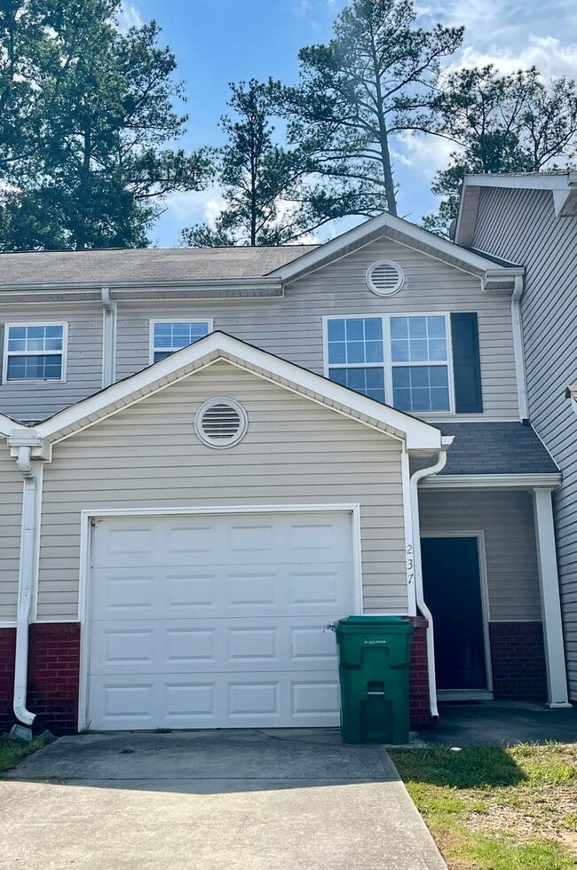 Building Photo - Lovely 3 Bedroom/2.5 Bath Town Home w/ Garage!