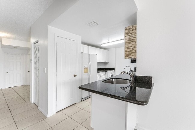 Building Photo - 2100 Greenview Shores Blvd