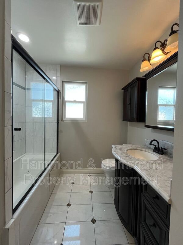 Building Photo - 15358 Leadwell St