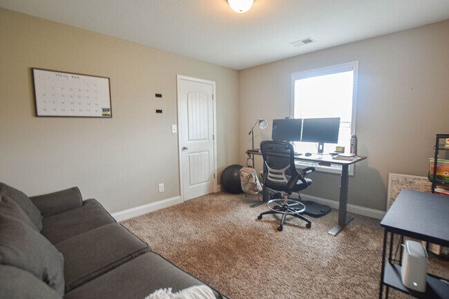 Building Photo - Pet Friendly Three Bedroom with Bonus in Rossview!