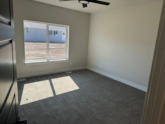 Building Photo - BEAUTIFUL 3 Bed 2 Bath Twin home in Sugar city!