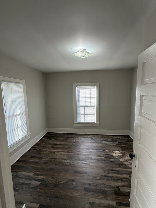 Building Photo - 604 E Church St