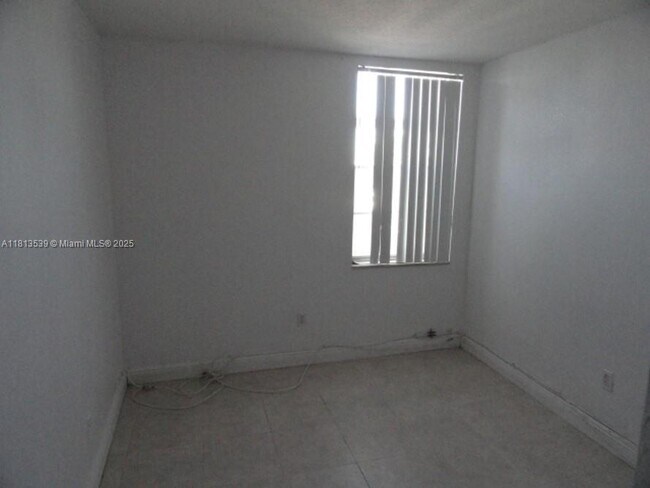 Building Photo - 1825 W 56th St