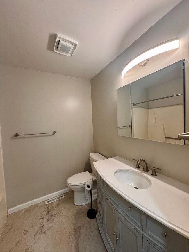 Building Photo - Charming 2 Bedroom Townhouse in New Market