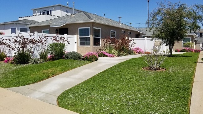 Building Photo - 1 Block from the Beach! Apartment Home in Ocean Beach! Private Garage! Private Patio!