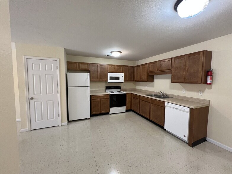Building Photo - 9063 Pembroke Oak Grove Rd