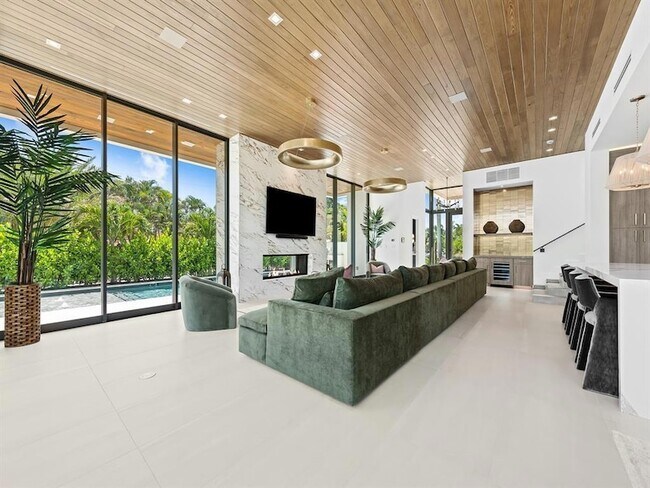 Building Photo - 2657 NE 34th St