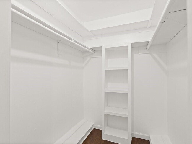 Building Photo - 2001 Briar Ln