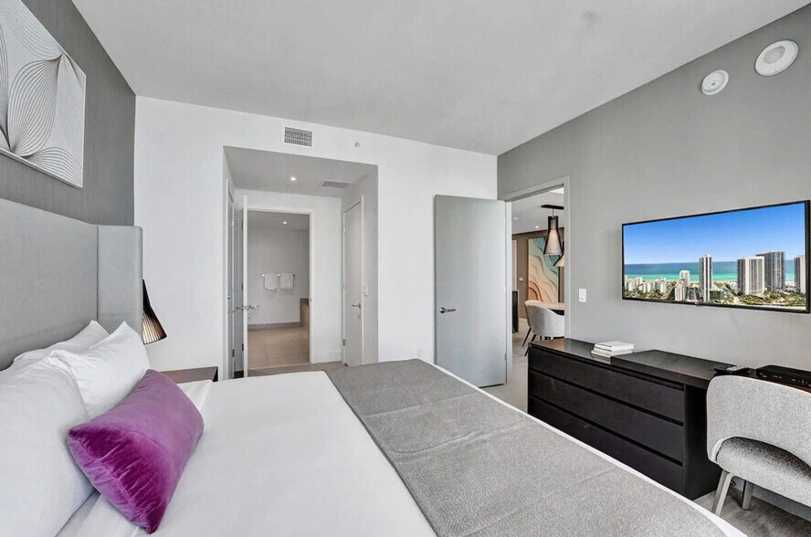 Building Photo - 4010 S Ocean Dr