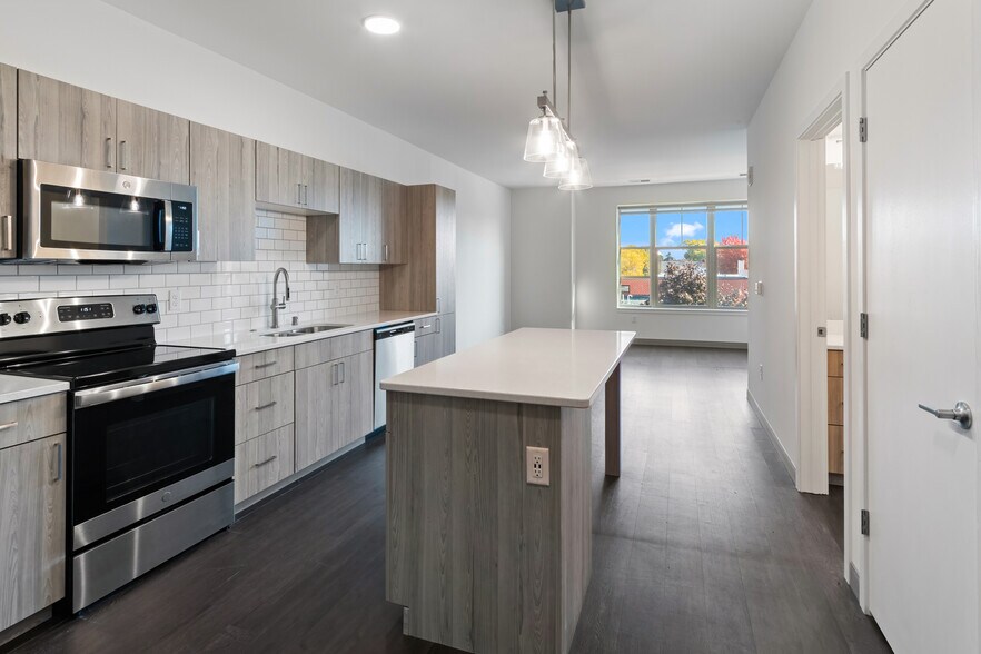 Building Photo - 2420 E Capitol Dr