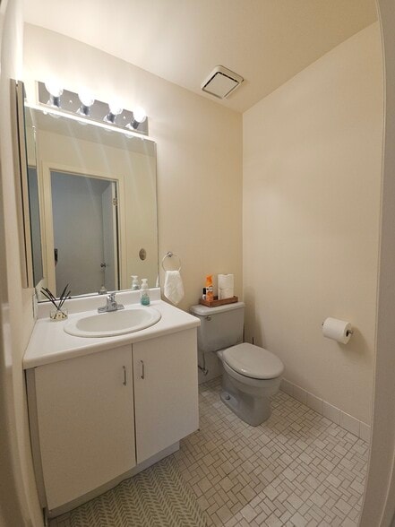 Building Photo - 50 Alana Dr