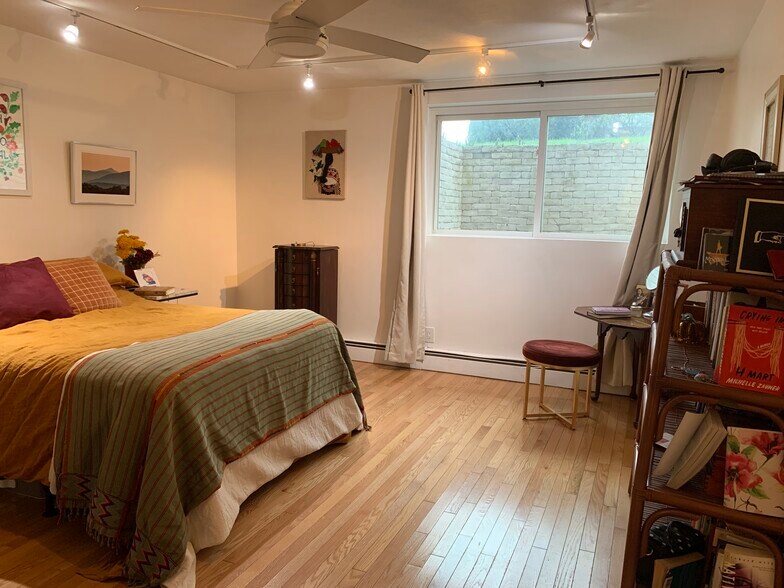 Building Photo - 11 Bridge St