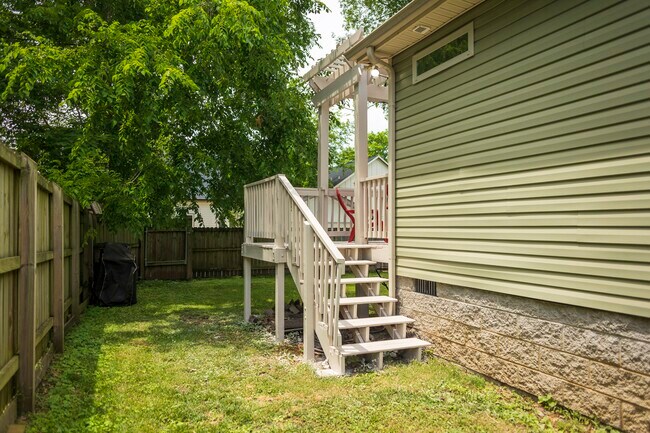 Building Photo - 1917 Cephas St