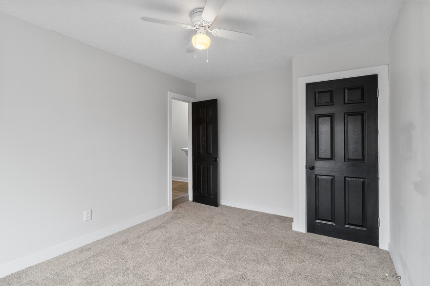 Building Photo - 3312 E 9th St