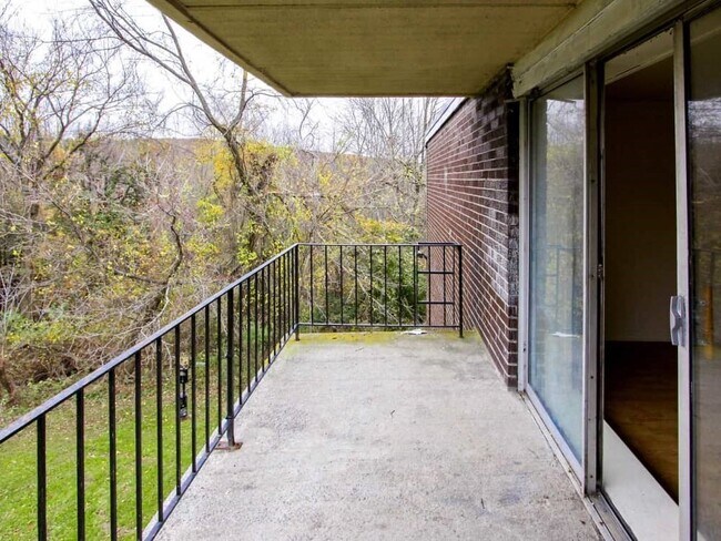 Building Photo - Pinetree Apartments