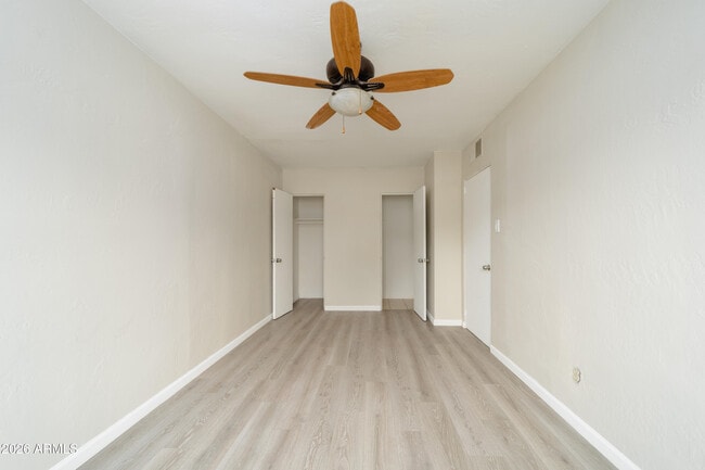 Building Photo - 2416 E Clarendon Ave