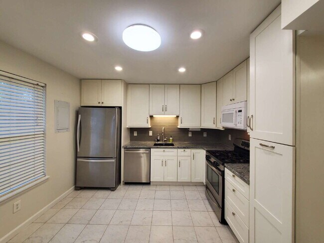 Building Photo - "Charming 2-Bed Townhouse Retreat with Modern Comforts in Hendersonville!"