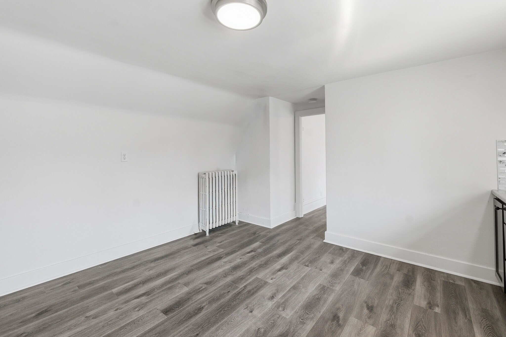 Building Photo - 418 S Spring St