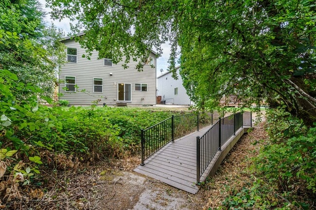 Building Photo - $500 Move In Special  4 Bedroom 2.5 Bath New Carpet and Fresh Paint