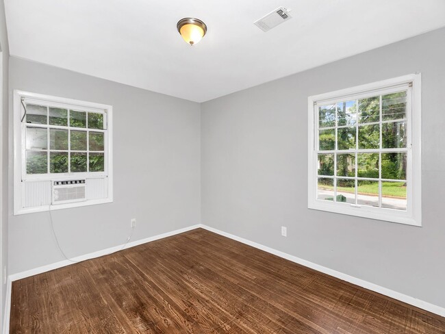 Building Photo - Newly renovated 3 bed/2 bath brick home