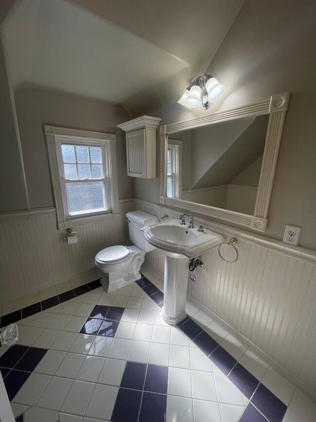 Building Photo - Stunning 3 bedroom/ 2 bath Victorian 2 sto...