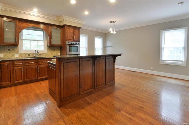 Building Photo - 8940 Ladue Rd