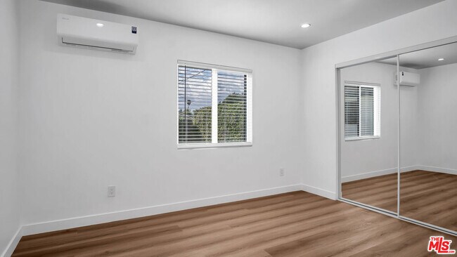 Building Photo - 15559 Three Palms St