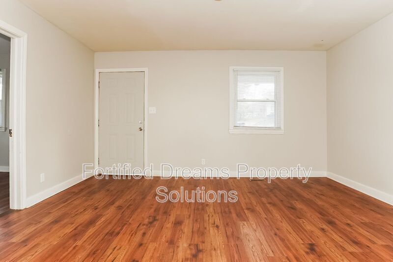 Building Photo - 2008 Row St